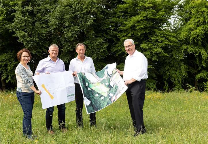 Bevor die Bagger kamen (v.l.): Christiane Hicking, Planerin, Beigeordnete Hans Robert Pütz und Hans-Josef Weißenfels sowie Ortsbürgermeister Willi Knopp.  Heinz-Werner Lamberz, Creativ-Picture