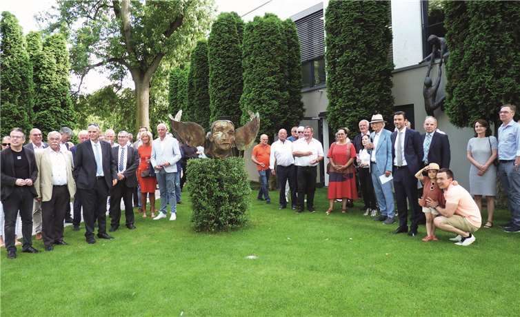 Künstlerisch hochkarätiges Projekt der Anne-Ehl-Stiftung lädt zum Verweilen ein Bevor die Besucher sich nach der Führung durch den Außenbereich in die Lobby des Einstein Hotels begaben, pausierten sie kurz am Start des Rundweges unweit des Teehäuschens.Fotos: FRE