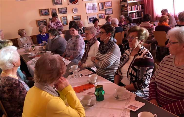 Bevor die Frauen auf das Buffet zugreifen konnten, hielten die Vorstandsfrauen einen Vortrag über den heiligen Martin von Tours.Foto: privat