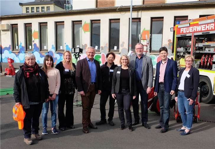 Bevor die Mädchen das Big House und dessen Außengelände wissbegierig eroberten, kamen Vertreter der Veranstalter zusammen (von links): Doris Eyl-Müller, Gleichstellungsbeauftragte des Kreises Neuwied, Kreisjugendpflegerin Lena Schmuck, Anna Tiedemann vom Big House, Landrat Achim Hallerbach, Heike Peifer vom Job-Center, Birgit Bayer, Frauenbeauftragte der Stadt Neuwied, Karl-Ernst Starfeld, Geschäftsführer der Neuwieder Arbeitsagentur, Neuwieds Bürgermeister Michael Mang und Wiebke Birk-Engel, Beauftragte bei der Arbeitsagentur für Chancengleichheit am Arbeitsmarkt.  Stadt Neuwied