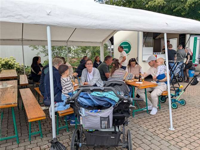 Bevor die Party stieg, war Gelegenheit für Gespräche im Bierzelt.