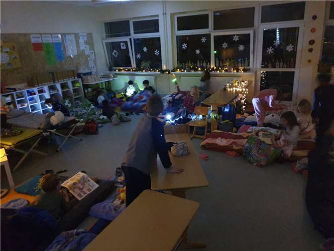 Bevor die Schüler aber schlafen gingen, wurde noch ein Quiz durchgeführt und der ein oder andere Schüler machte noch einen geheimen Spaziergang durch die dunkle Schule.