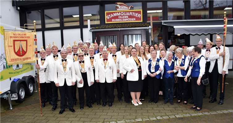 Bevor die Sitzung startete, stellten sich die Ollheimer Karnevalisten zu einem Gruppenbild auf.Fotos: EICH
