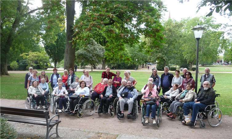 Bevor es am späten Nachmittag wieder Richtung Heimat ging, trafen sich die Ausflügler noch zu einem Abschlussfoto im Kurpark von Wiesbaden.Foto: privat