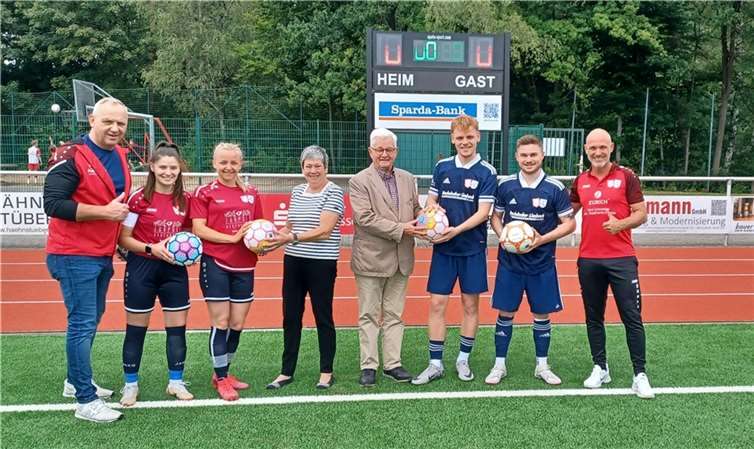 Bevor es ans Fußballspielen ging, wurden den Sportlerinnen und Sportlern Fußbälle aus Fairem Handel überreicht. V.li. Thomas Schinowski, Abteilungsleiter Fußball DJKL St. Katharinen, Skhendi Ramadani, Marie Knopp, Maria Zimmermann, Fair Trade Steuerungsgruppe VG Linz, Hans-Joachim Schmitz, Weltladen Linz, Noah Schinowski, Jannik Pelivan, Dirk Schommers, Abteilungsleiter Fußball SV Vettelschoß.  Foto: Franz Preier, SG Vettelschoß