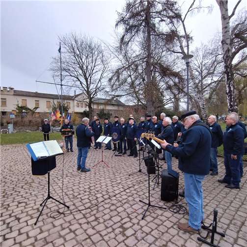 Bevor es dann „zur Sache“ ging, wurde Chorsänger Michael Baumann mit einem Ständchen zum Geburtstag gratuliert.