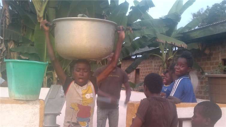 Bevor es den Brunnen gab, mussten die Kinder in Mebomezoa das Wasser aus weit entfernten Pfützen holen und konnten nicht zur Schule gehen.