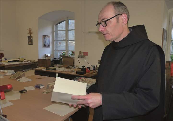 Bevor es losgeht, werden die Blätter gefalzt und ineinandergesteckt, sodass eine Lage aus etwa vier bis fünf Blättern besteht.FRE