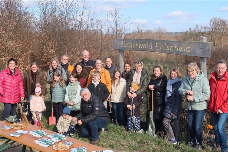 Bevor es losging, stellten sich Baumspender und Helfer zum Gruppenfoto zusammen.