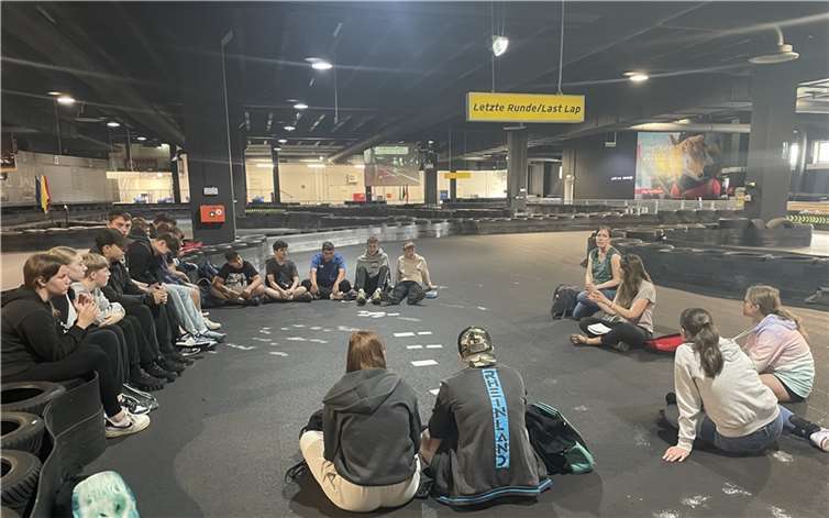 Bevor es mit dem Go-Cart auf die Piste ging, tauschten sich die Jugendlichen über das Thema Sucht aus.  Foto: Meike Möller