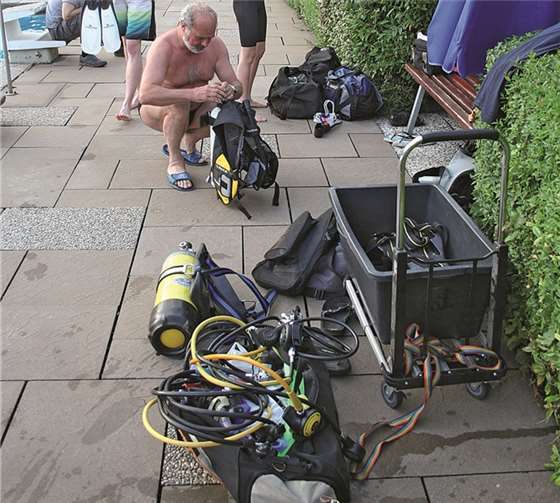 Bevor es unter Wasser geht inspiziert Tauchlehrer Dieter Heßler die Ausrüstung.