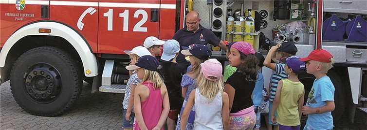 Bevor es zur Abschieds-Nacht in der Kita ging, statteten die Wackelzähne der Feuerwehr in Plaidt noch einen Besuch ab.  Privat