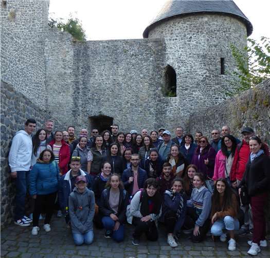 Bevor es zur Backstage-Tour an den Nürburgring ging, besuchten die Gäste aus Malta auch die Ruine der namensgebenden Nürburg. Foto: privat