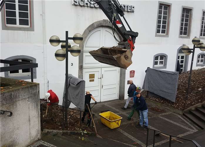Bevor mit der Pflanzung begonnen werden konnte, musste zunächst die Altvegetation entfernt werden.