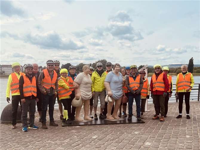 Bevor nach dem Mittagessen des Rückfahrt angetreten wurde, musste natürlich noch ein Gruppenfoto gemeinsam mit den „Alltagsmenschen“ der Künstlerinnen Laura und Christel Lechner an der Deichuferpromenade in Neuwied sein. Foto: privat