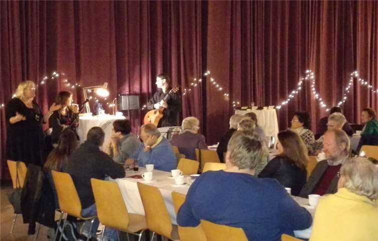 Bevor selbst gesungen wurde, lauschten die Gäste gespannt der Vorführung von Wilbertz & Wilbertz. privat