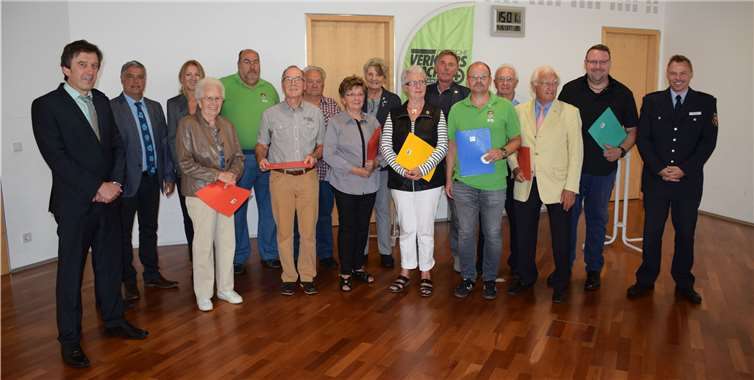 Bewährte Kraftfahrer wurden kürzlich für ihre langjährige vorbildliche Teilnahme am Straßenverkehr geehrt. Foto: LKA Rheinland-Pfalz