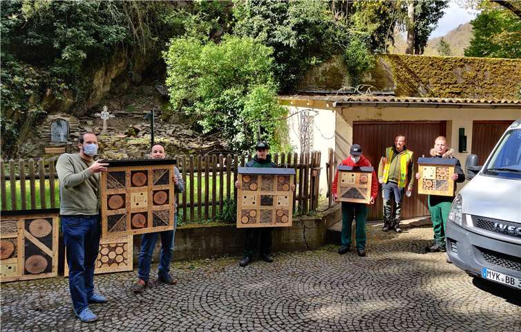Bewahrung der Artenvielfalt. An den Standorten Saffig, Plaidt, Münstermaifeld, Mayen und Andernach werden aktuell Insektenhotels aufgestellt und Blühstreifen angelegt. Foto: privat
