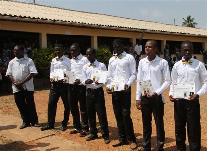 Engagement der Togo-Hilfe e.V. Rheinbach zahlt sich aus Bewegende Momente bei der Übergabe der Ausbildungsdiplome.