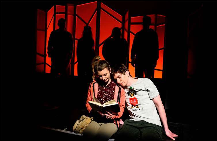 Bewegende Szenen bei der Aufführung: Daniel mit seiner Freundin Anna. Foto: Schlosstheater
