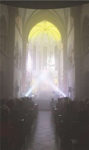 Bewegliche Effektscheinwerfer tauchten den Chorraum und das Mittelschiff der Basilika in ein Farbenmeer. DL