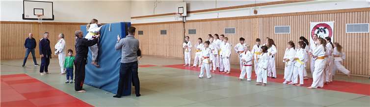 Beweglichkeit gehört natürlich auch dazu, hier beim Überwinden einer Matte.