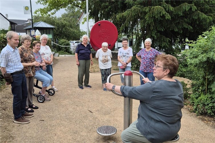 Bewegung an den neuen Outdoor-Geräten in der Oedinger Dorfmitte