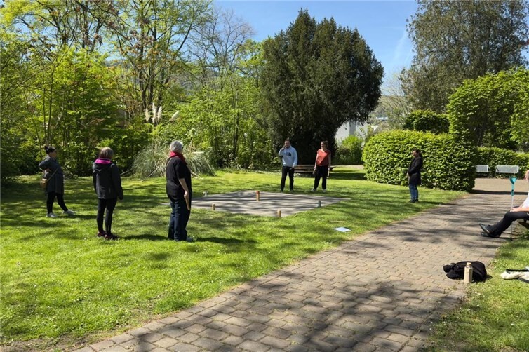 Bewegung im Grünen: Teilnehmende eines physiotherapeutischen Gruppenangebotes spielen Wikinger-Schach im Park des St. Elisabeth Lahnstein.