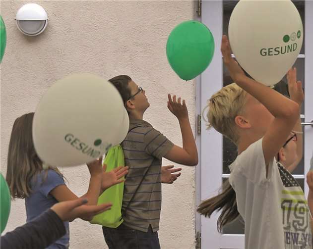 Bewegung macht Spaß - besonders mit Luftballons.