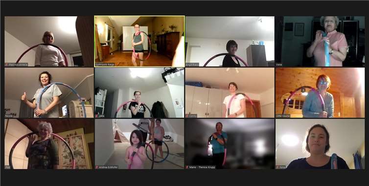 Bewegung mit dem Reifen von Übungsleiterin Anna Weidenbach. Fotos: privat