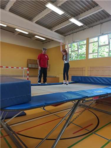 Bewegungsabläufe wurden auch auf dem Großtrampolin geschult. Quelle:Grundschule St. Peter Andernach