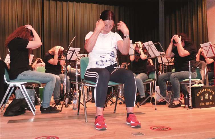 Bewegungsbegleiterin Bärbel Schlags konnte außer Senioren auch die Musikerinnen und Musiker des Musikvereins Löf zum Mitmachen animieren.