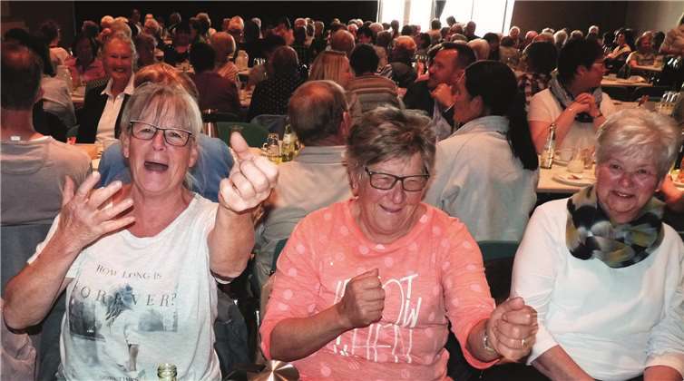 Bewegungsbegleiterin Hannelore Krüger und einige Mitglieder ihrer Bewegungsgruppe aus Ochtendung swingten bereits bei den flotten Klängen des Musikvereins Löf.