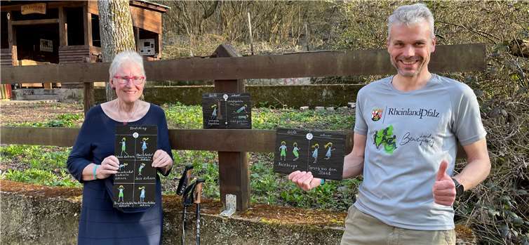 Bewegungsmanager Peter Raueiser (re.) und die Steinzeichnerin Doris Collatz-Ebel bei der Übergabe der Schieferplatten