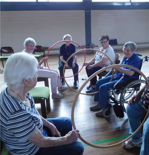Bewegungsübungen für die Senioren mit Reifen.privat