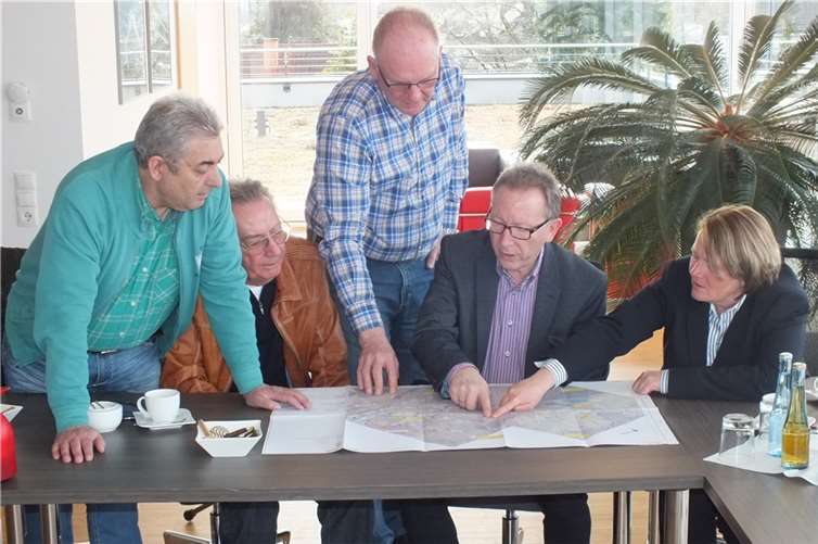 Bewerteten die im neuen Bundesverkehrswegeplan unter vordringlichem Bedarf eingestufte B 256-Ortsumgehung Straßenhaus (v.l.): Udo Neitzert, Gerhard Hilburger, Jürgen Mertens, Bundestagsabgeordneter Erwin Rüddel und Ortsbürgermeisterin Birgit Haas.Reinhard Vanderfuhr/Büro Rüddel