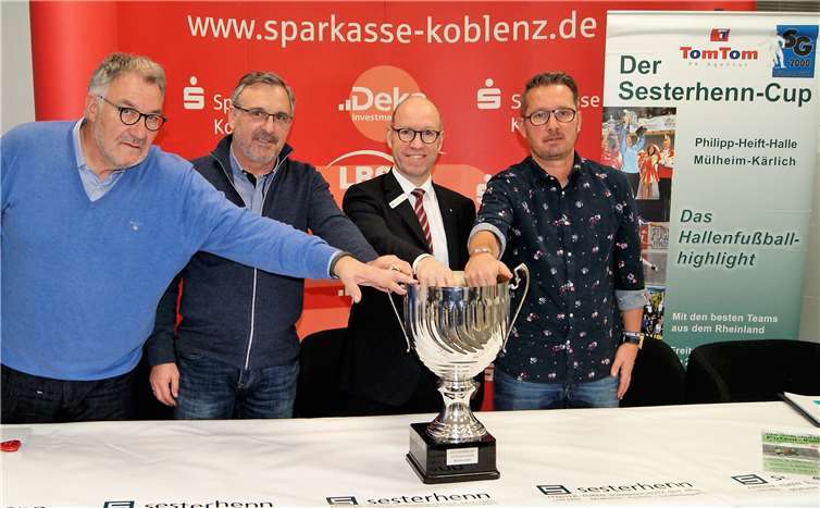 Bewiesen als Glücksfeen mehrere glückliche Händchen: (v.l.n.r.)Peter Durst (Sachbearbeiter Fußballkreis Koblenz), Bernd Müller(Vorsitzender SG 2000), Bernd Oster (Filialleiter SparkasseMülheim-Kärlich) und Michel Maur (Trainer SG 2000). privat