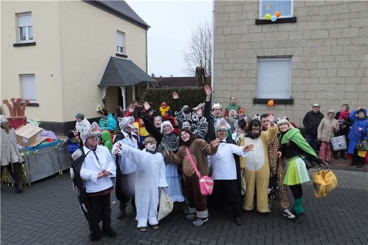 Bewohner, Mitarbeiter und Angehörige gingen als bunte Tier- und Märchenfiguren im Veilchendienstagszug mit. Caritas Zentrum, Mendig