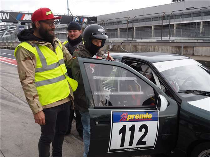 Bewohner Yannik Lauer steigt in das Rennauto ein.  Foto: Caritas Zentrum Mendig