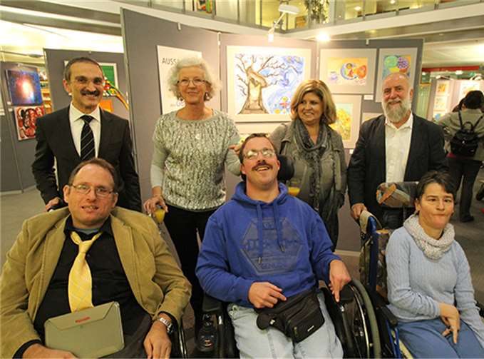 Bewohner der Förder- und Wohnstätten Kettig bei der Ausstellungseröffnung.Privat