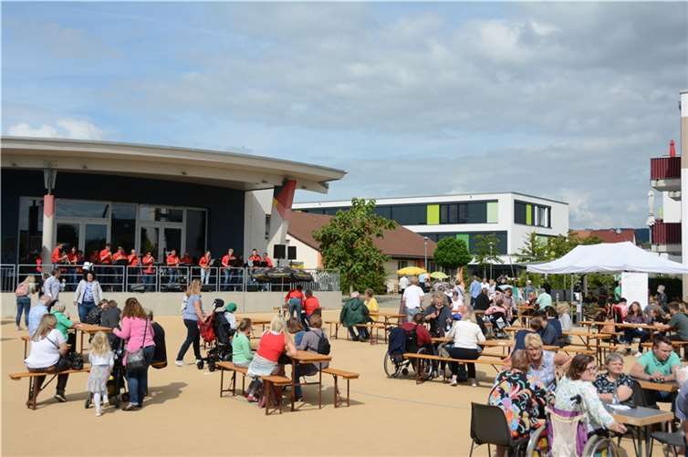 Bewohner und Angehörige konnten endlich wieder gemeinsam feiern. Fotos: privat