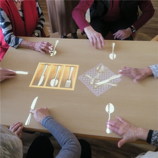 Bewohner und Bewohnerinnen „putzen“ Silberbesteck 