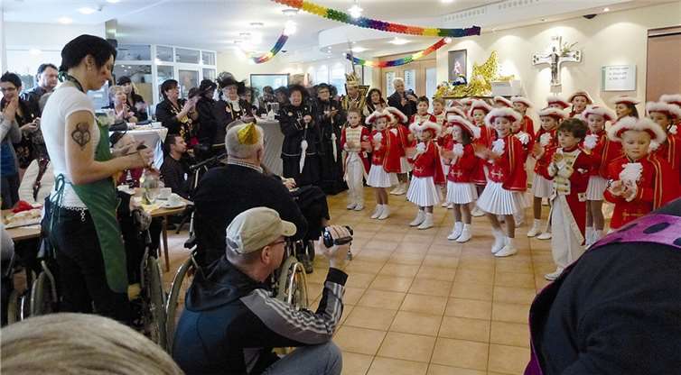 Bewohner und Freunde des Seniorenzentrums St. Josef Münstermaifeld feierten gemeinsam Karneval.  Privat