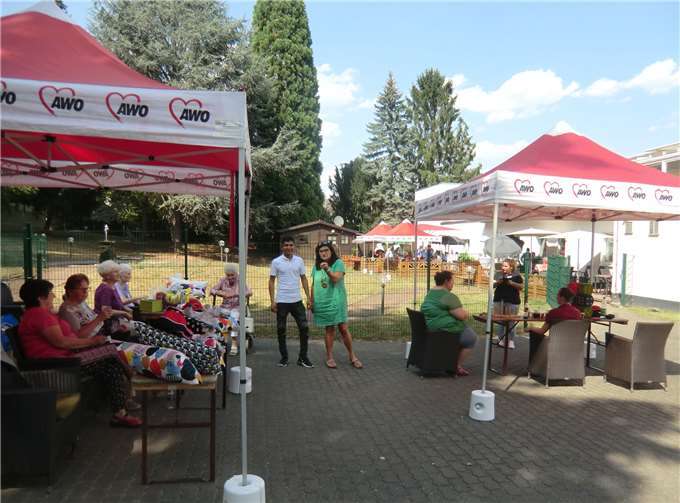 Bewohner und Gäste freuten sich über das bunte Programm und die leckere Bewirtung beim Sommerfest im „Haus Kettig“.  Privat