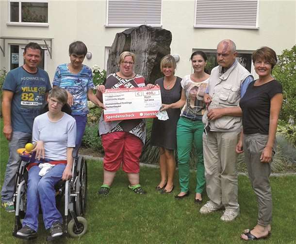 Bewohner und Mitarbeiter der Lebenshilfe Mayen freuen sich über die großzügige Spende.