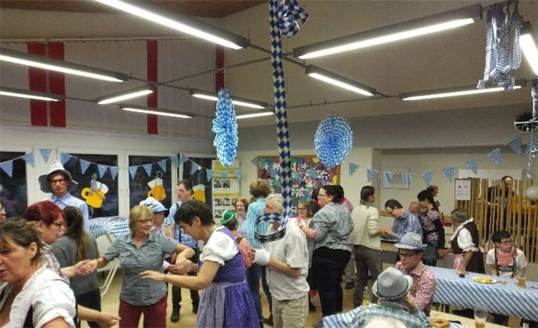 Bewohner und Mitarbeiter des Caritas Zentrums feiern Oktoberfest. Caritas Zentrum, Mendig