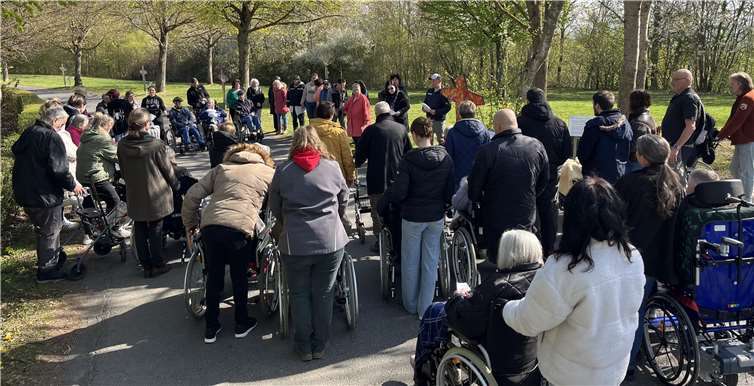 Bewohner und Mitarbeiter des Caritas Zentrums gingen den barrierefreien Kreuzweg in Obermendig. Fotos: Meike Schaab / Caritas Zentrum, Mendig