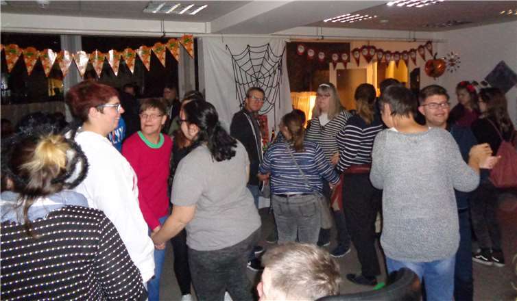 Bewohner und Mitarbeiter tanzten ausgelassen.Foto: Caritas-Zentrum Mendig