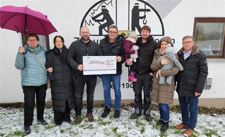 Bewohner von Zusum, Feuerwehrkommandant Timo Bablok, Rolf Schmitt aus Marienthal und LandratStefan Rößle bei der feierlichen Spendenübergabe.  Foto: Diana Sonntag, Landratsamt Donau-Ries