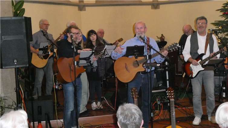Bewohner/Innen und Mieter lauschten dem Repertoire der „Strünzer Gitarren“, welches aus Alten und aktuellen Advents- und Weihnachtsliedern bestand. Foto: privat